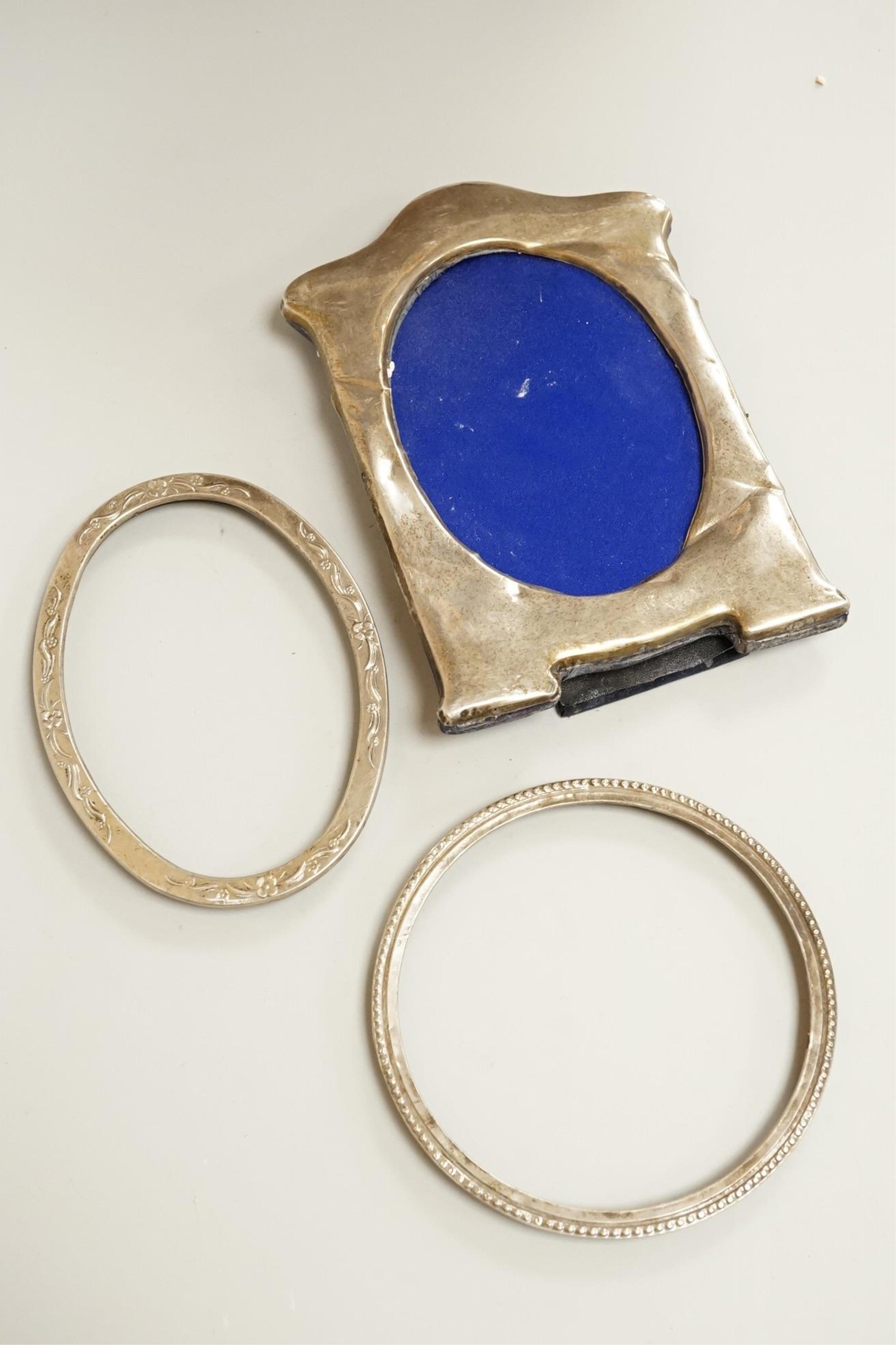 Four assorted early 20th century silver mounted photograph frames, the largest by Sanders & Mackenzie, Birmingham, 1915, 30.3cm by 21.6cm, together with two small Spanish white metal mounted photograph frames.